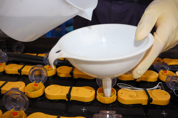 免維護(hù)蓄電池如何手動(dòng)加水？加水步驟介紹